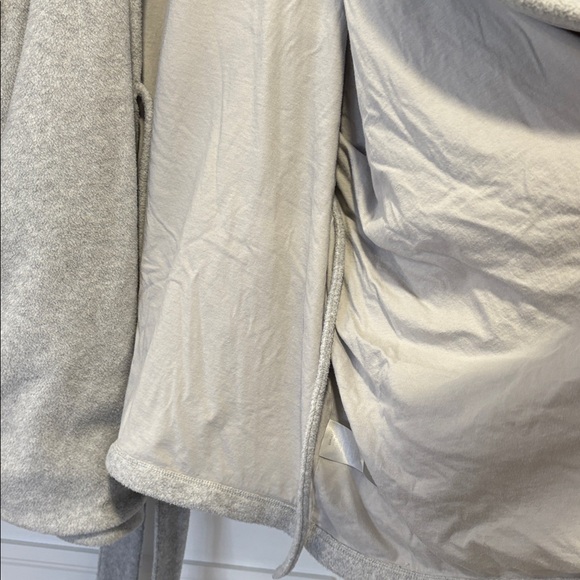 SKIMS Light Gray fleece wrap robe - Picture 6 of 10